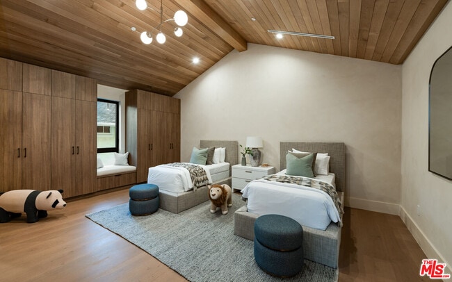 Building Photo - 565 Toyopa Dr