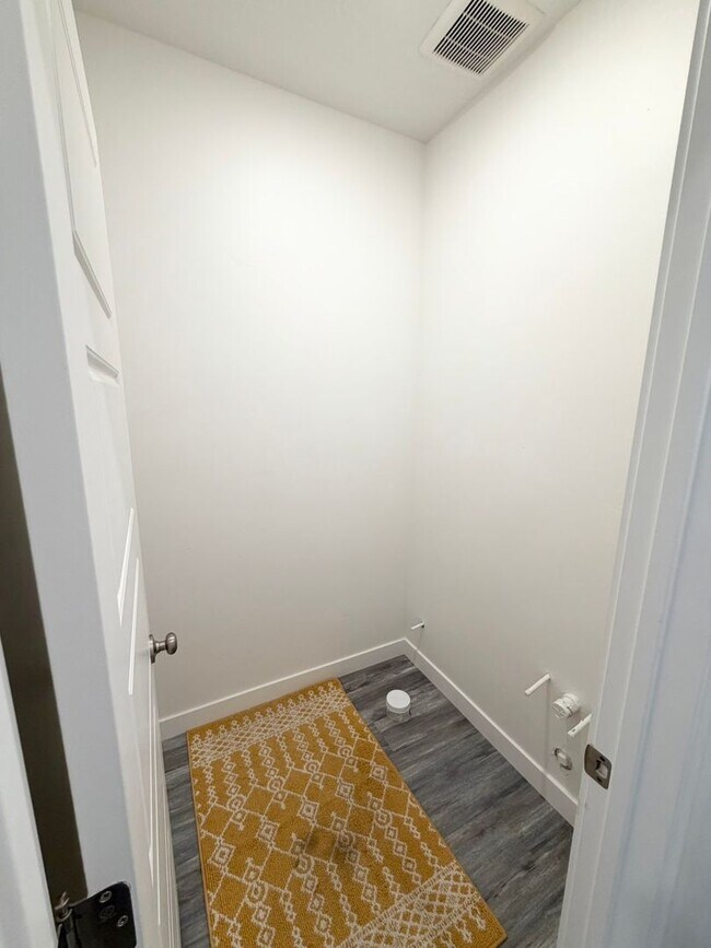 Building Photo - 3 Bedroom /2.5 Bathroom townhouse in Kearns