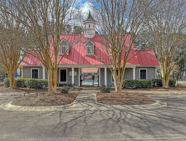 Building Photo - Easy, Modern Comfort in a Prime Charleston Location!