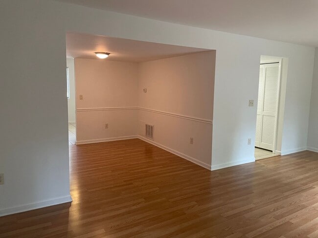 Building Photo - Broadneck Schools! End unit Townhome in Wa...