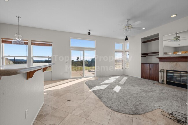 Building Photo - Beautiful 4 bed, 3 bath, 2,726 sqft House in Peaceful San Marcos Neighborhood - Available NOW