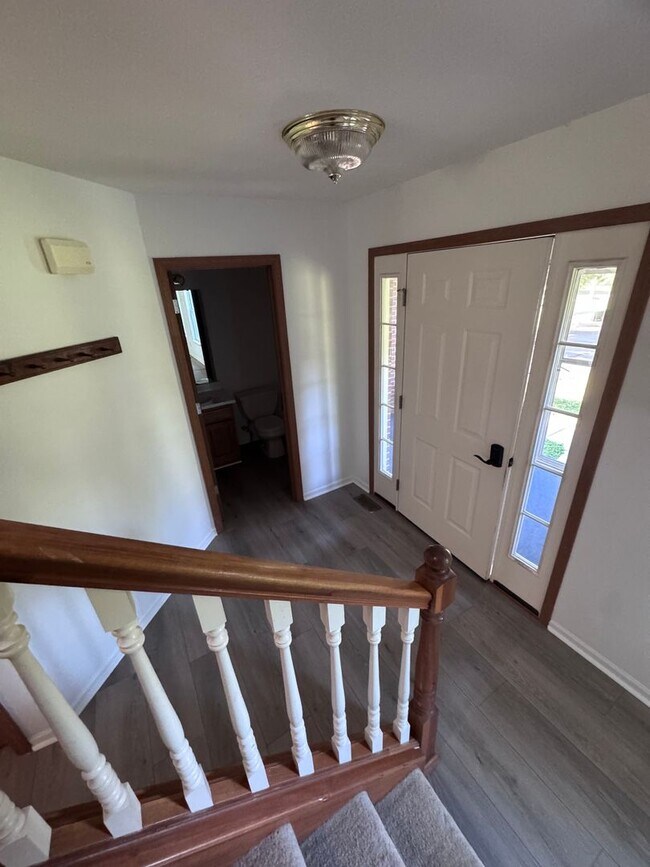Building Photo - 5 Bd 2.5 Ba