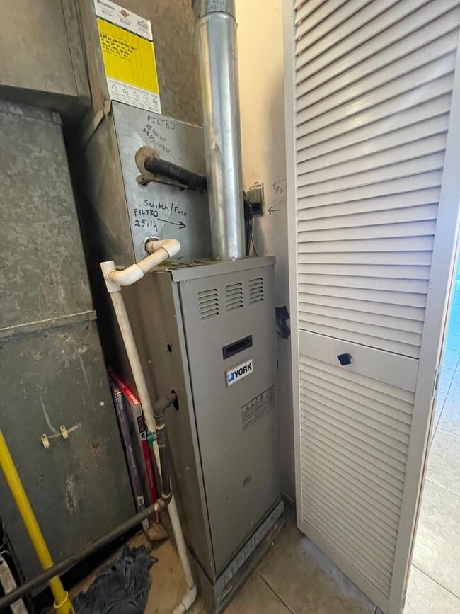 Building Photo - 479 James Ct