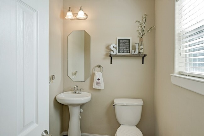 Building Photo - 936 W 26th St