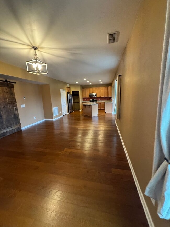 Building Photo - 4 bedroom 2.5 bathroom in Bellevue's Avondale Park neighborhood.  All bedrooms upstairs, open con...