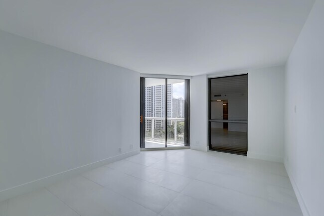 Building Photo - 3640 Yacht Club Dr