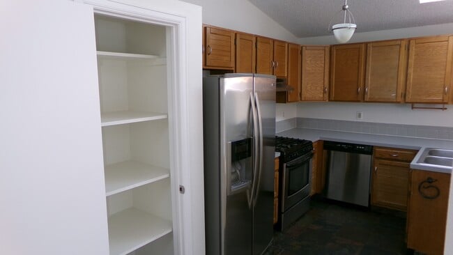 Building Photo - 924 Queens Ct