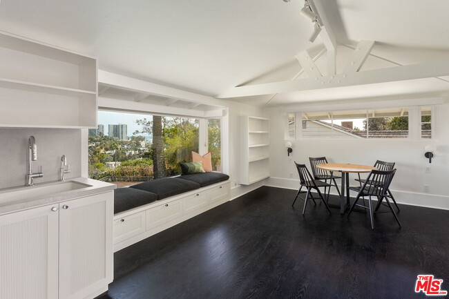 Building Photo - 500 Amalfi Dr