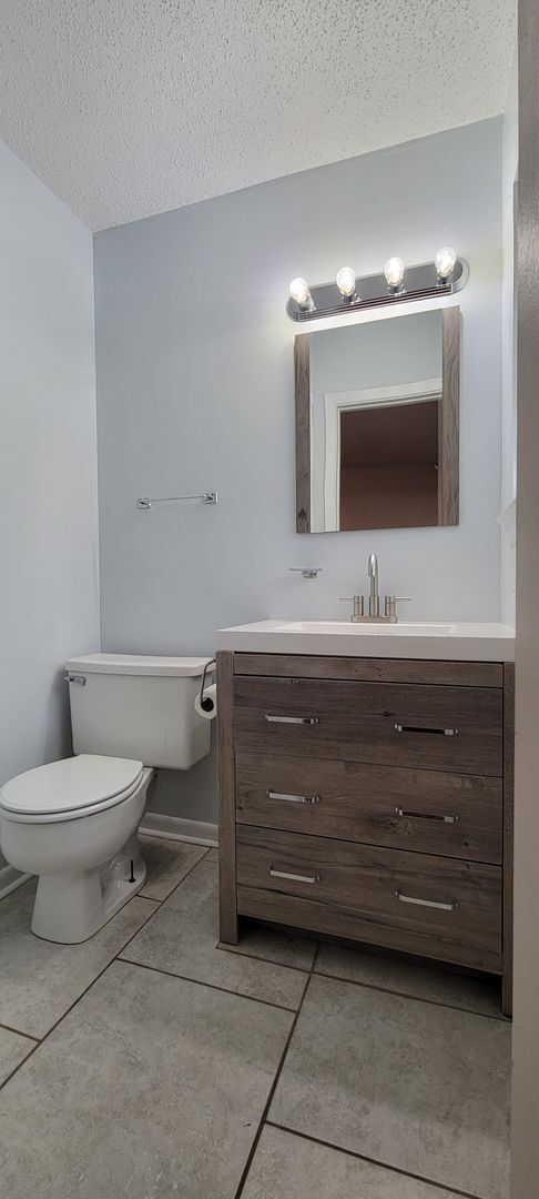 Building Photo - Gorgeous 3 bedroom/1.5 bath home!