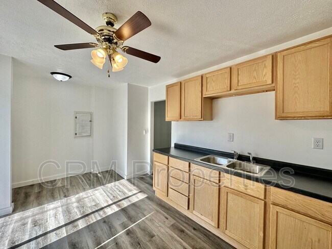 Building Photo - 723 W Jefferson St