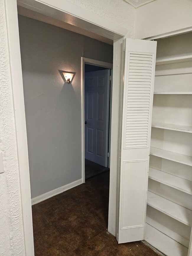 Building Photo - 270 Tampa Dr