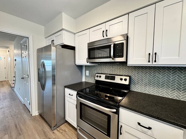 Building Photo - Completely Renovated & Ready 02-25-26! 2 Primary Suites, All Appliances Convey and Dog-Friendly!