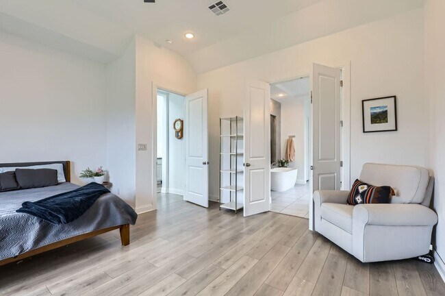 Building Photo - 542 Round Vly Trl