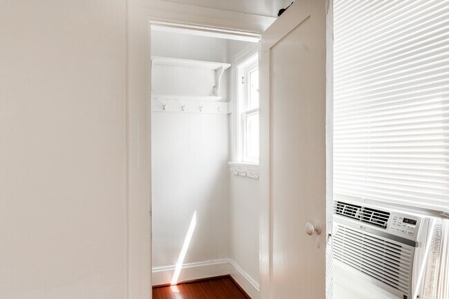 Building Photo - 1154 W 27th St