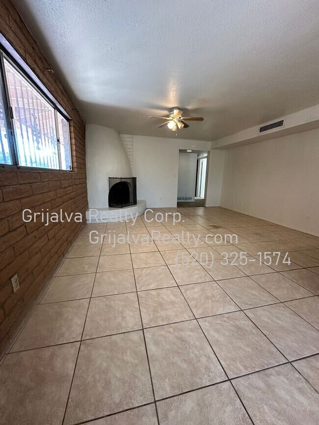 Building Photo - 2650 W Calle Padilla