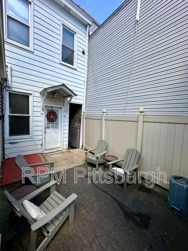 Building Photo - 138 Pius St