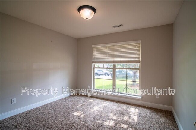 Building Photo - 108 Oak Shade Dr