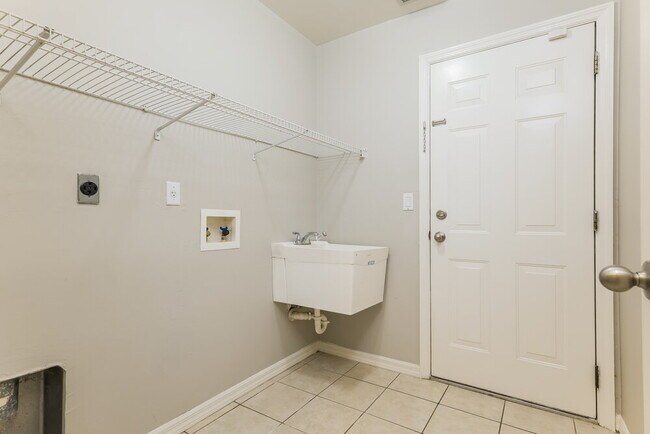 Building Photo - 16 NE 20th Ct