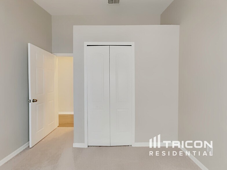 Building Photo - 7227 Edgewater Shores Ct