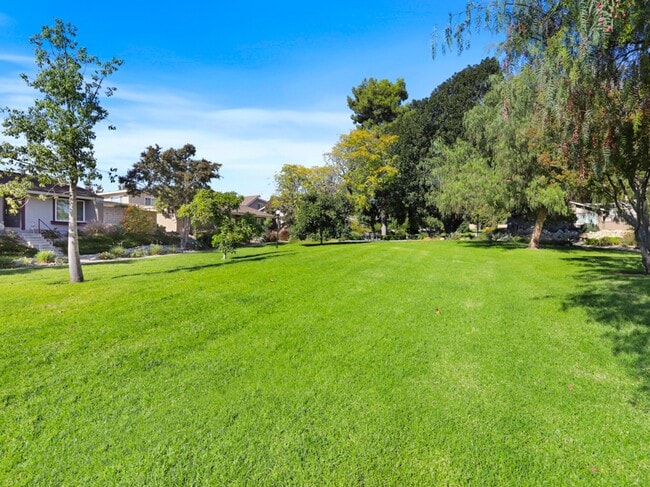 Building Photo - 1619 Carmel Cir W