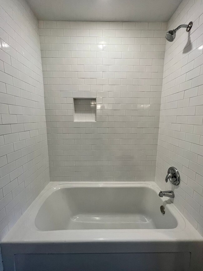 Building Photo - Beautifully Renovated Home!  5 Bedroom, 3 ...