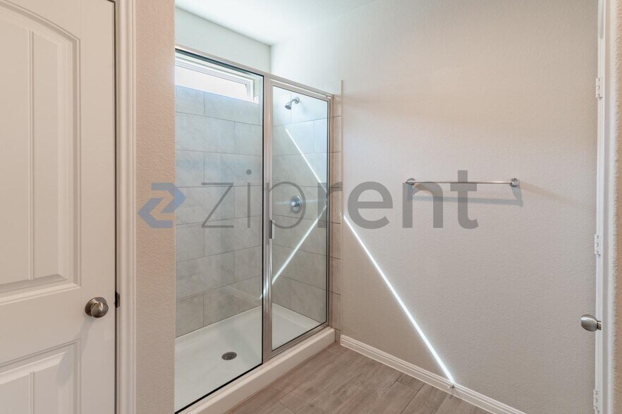 Building Photo - Unit