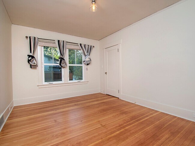 Building Photo - 1719 N 128th St