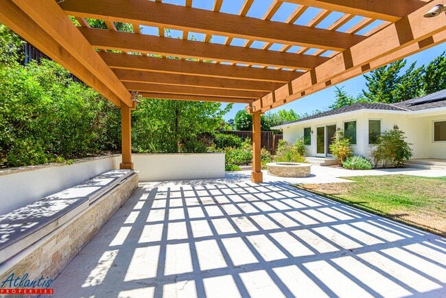 Building Photo - Stunning & Remodeled Home | Desirable Sara...