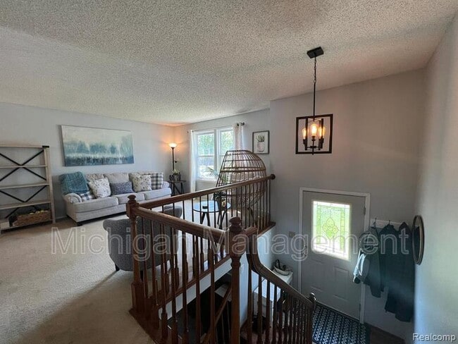 Building Photo - 645 Hidden Ridge Dr