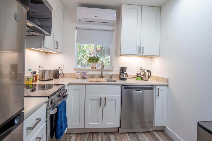 Building Photo - 5553 Yerba Anita Dr