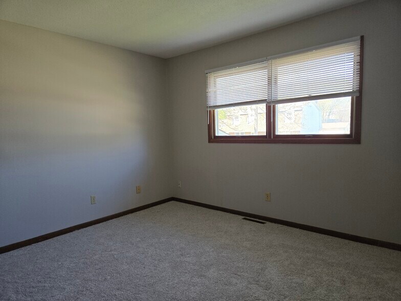 Building Photo - 303 N 6th St