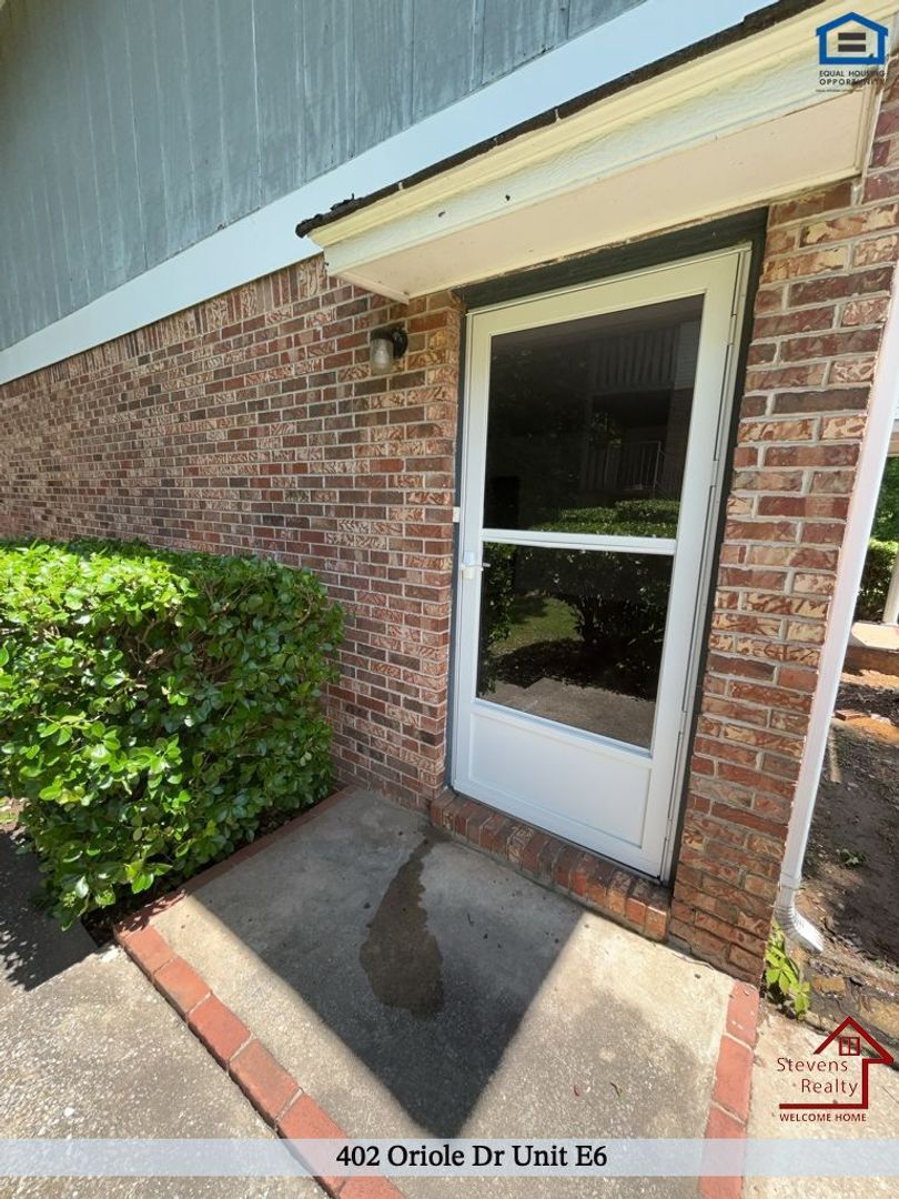 Building Photo - 402 Oriole Dr