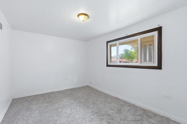 Building Photo - 14616 Kimbark Ave