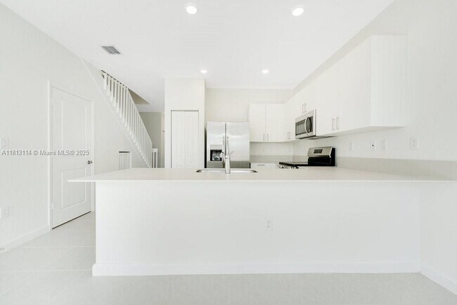 Building Photo - 2805 SE 26th Ave