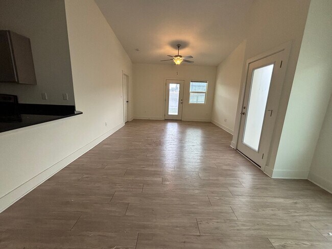 Building Photo - 1717/19 Hickory Creek