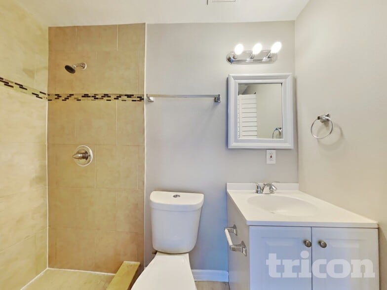 Building Photo - 1753 Linwood Cir