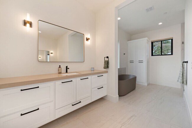 Building Photo - Waterfront 4 bed 4 bath 3,887 sq. ft.