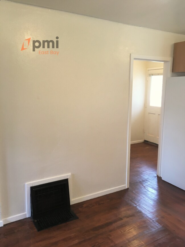 Building Photo - Charming Cute 2bd / 1 ba Two Stories Hillcrest Park Townhouse