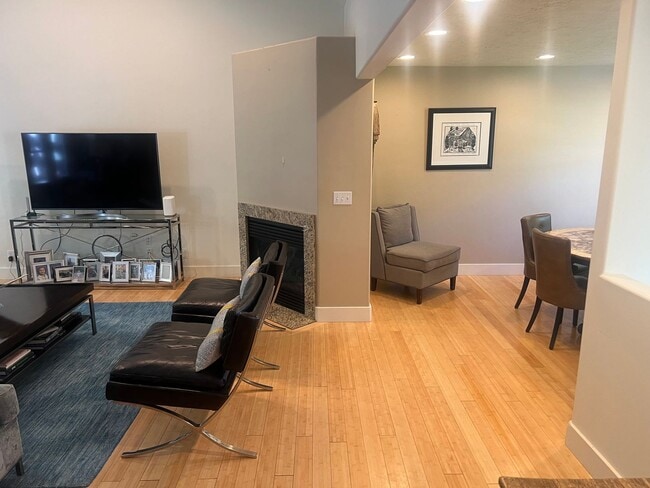 Building Photo - Spacious and Modern 5 Bed, 4 Bath Home