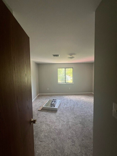 Building Photo - 935 Pinecrest Dr
