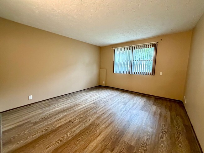 Building Photo - 2 bed 1 bath ground level duplex