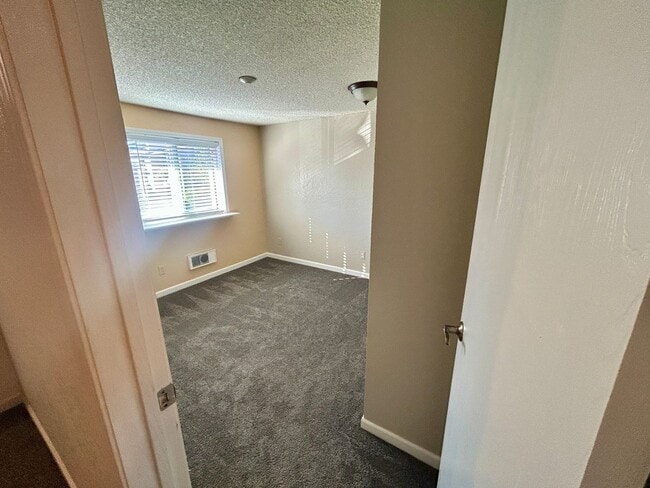 Building Photo - Fantastic 2 bed 1.5 bath townhome in Lynnw...