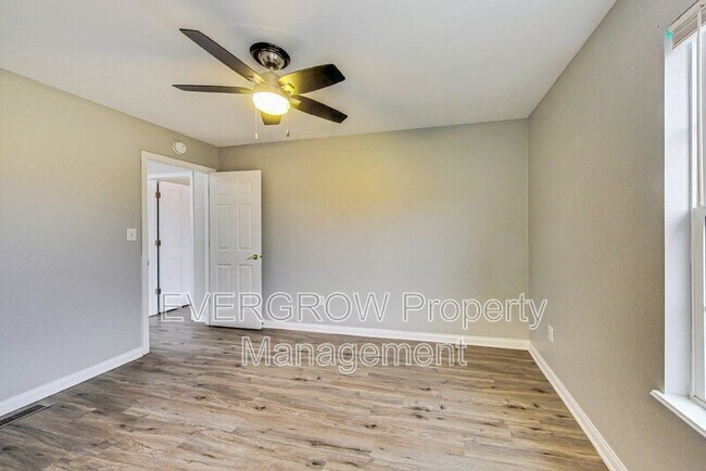 Building Photo - 1115 Spend a Buck Ct