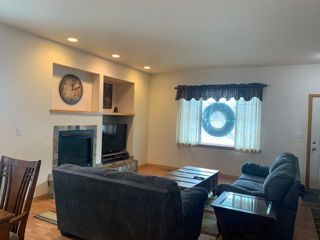 Building Photo - Beautiful 4 Bedroom, 3.5 Bath Home For Ren...