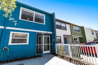 Building Photo - 2bedroom 1.5 Bath Town home **
