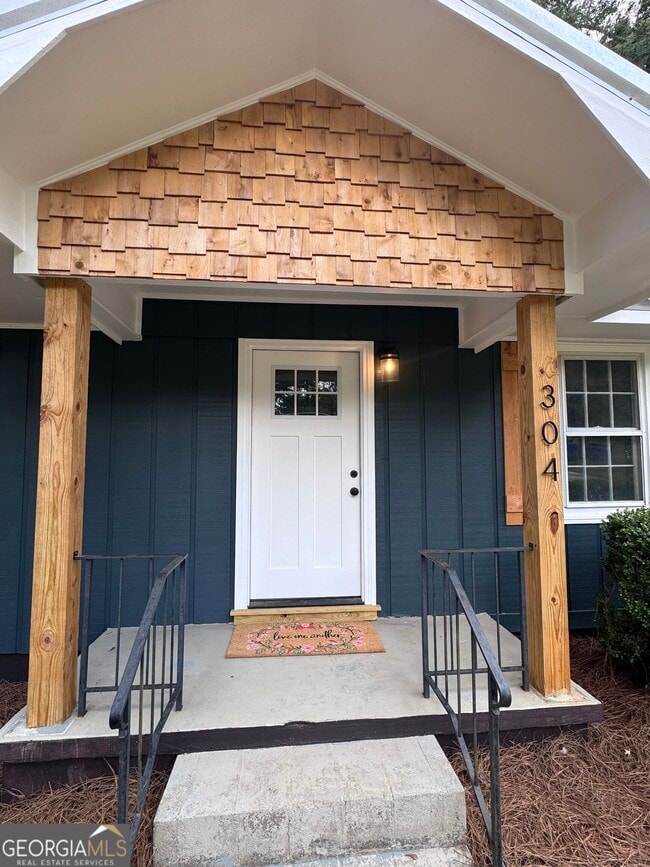 Building Photo - 304 Pinewood Dr