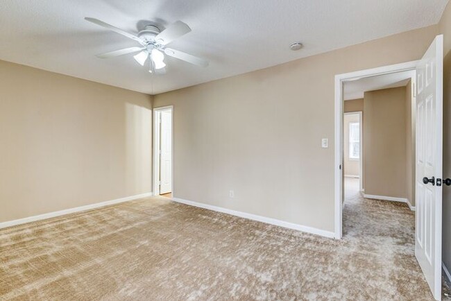 Building Photo - SW, Large Townhome, Wood/Vinyl Flooring, F...