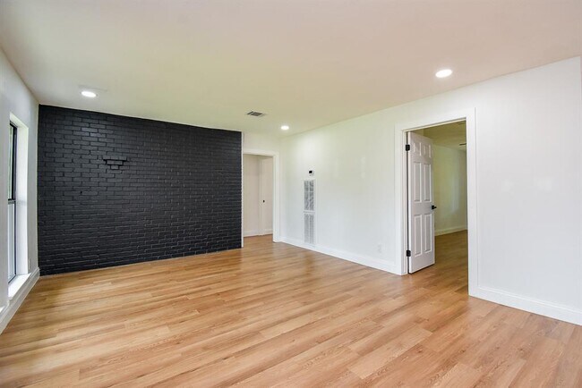 Building Photo - 5019 Stillbrooke Dr