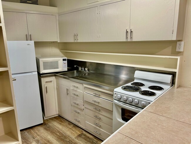 Building Photo - Tropic Seas one bdrm., one bath apartment, Oceanfront property, by Diamond Head and Kapiolani Park!