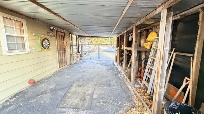 Building Photo - Large Home with Views